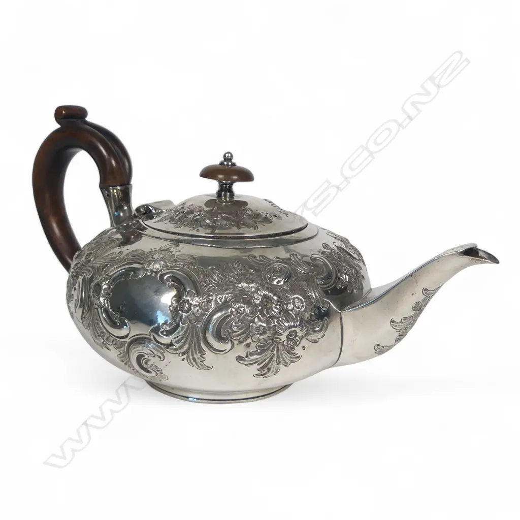 George IV silver embossed teapot, Image 1++