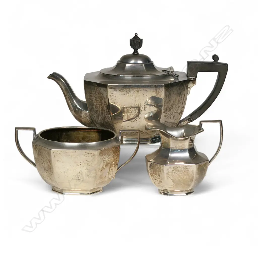 An Edwardian silver three piece tea service, Image 1++