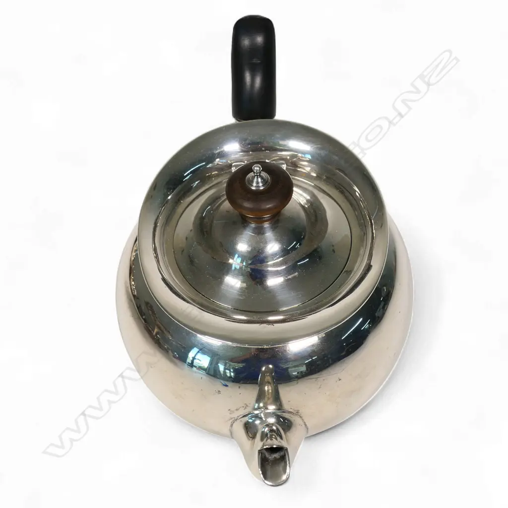 An Edwardian silver teapot, Image 1++
