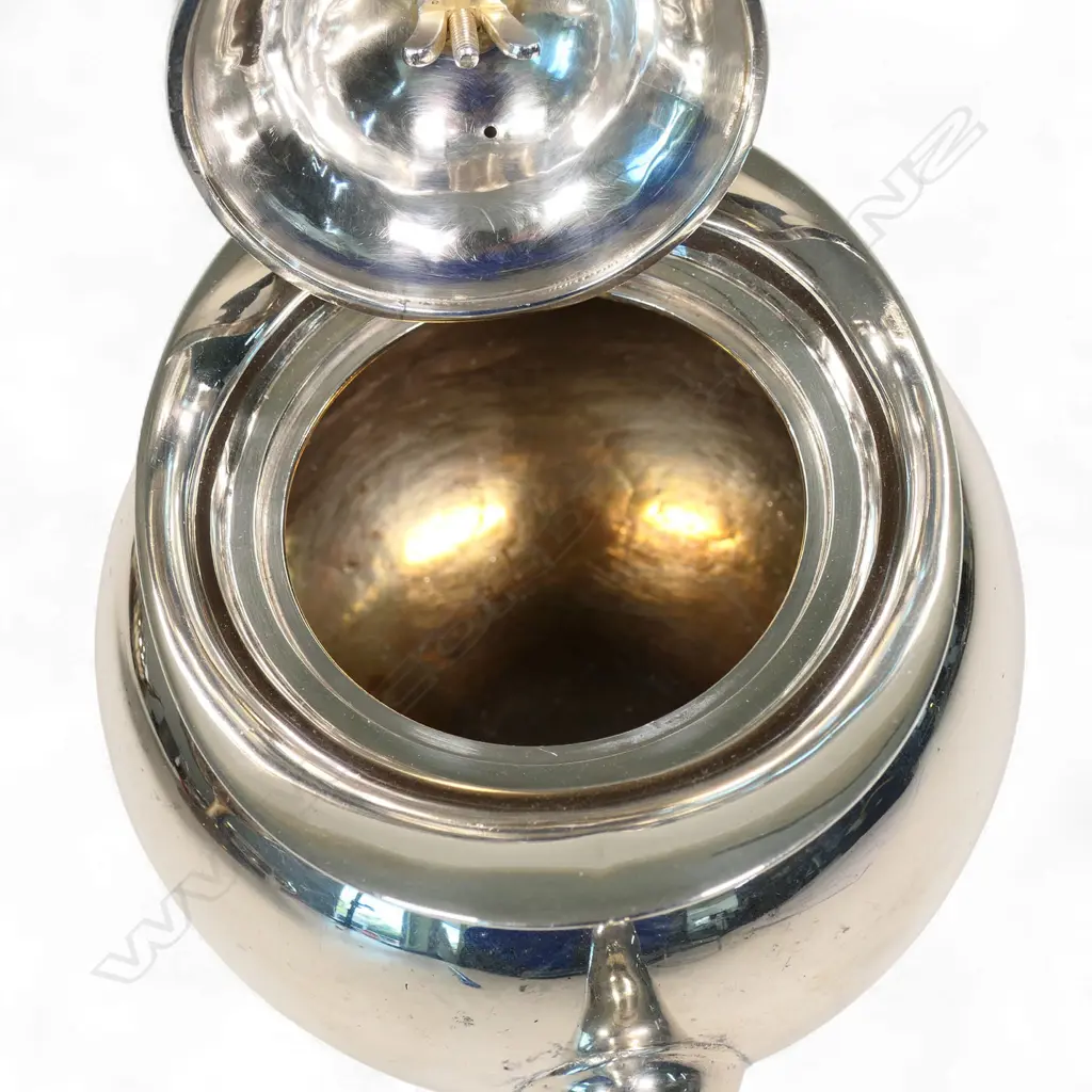 An Edwardian silver teapot, Image 1++