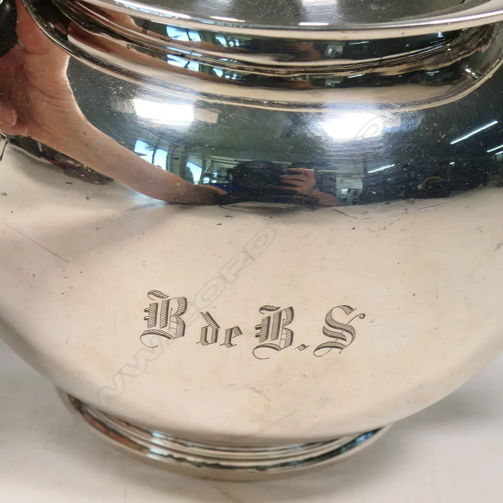 An Edwardian silver teapot, Image 1++