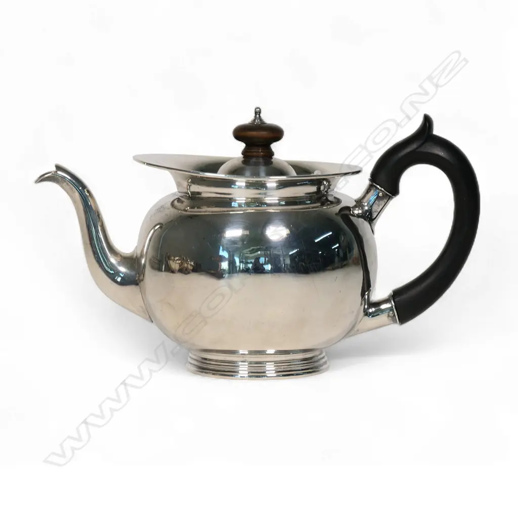 An Edwardian silver teapot, Image 1++