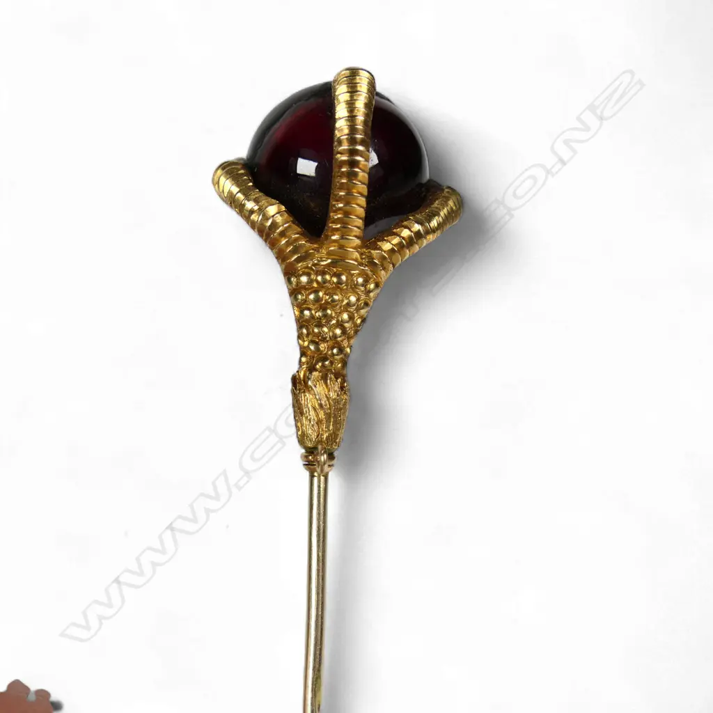 A Victorian 15ct gold claw set garnet ball stick pin, Image 1++