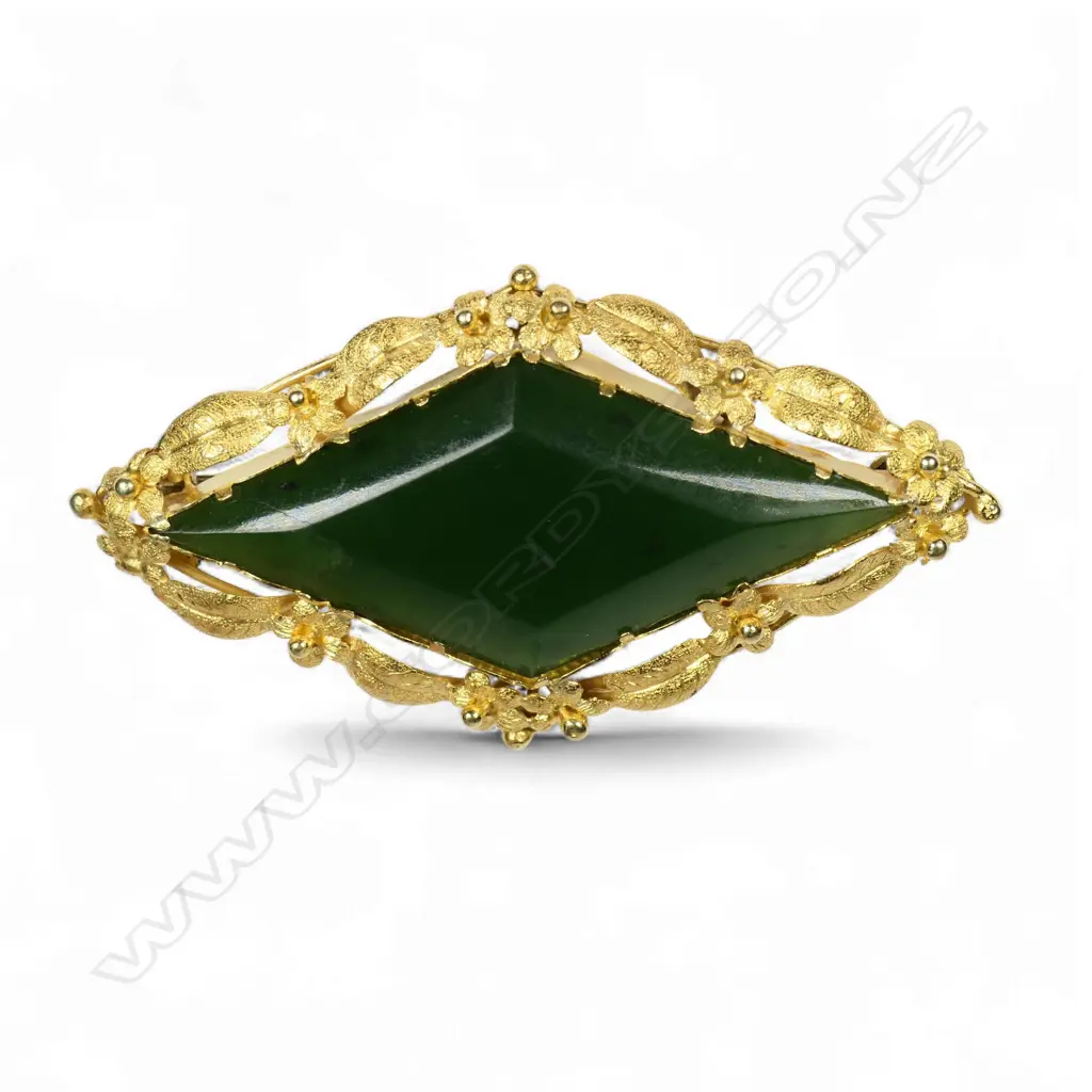 A quality colonial bright gilded 18ct gold and pounamu brooch, Image 1++