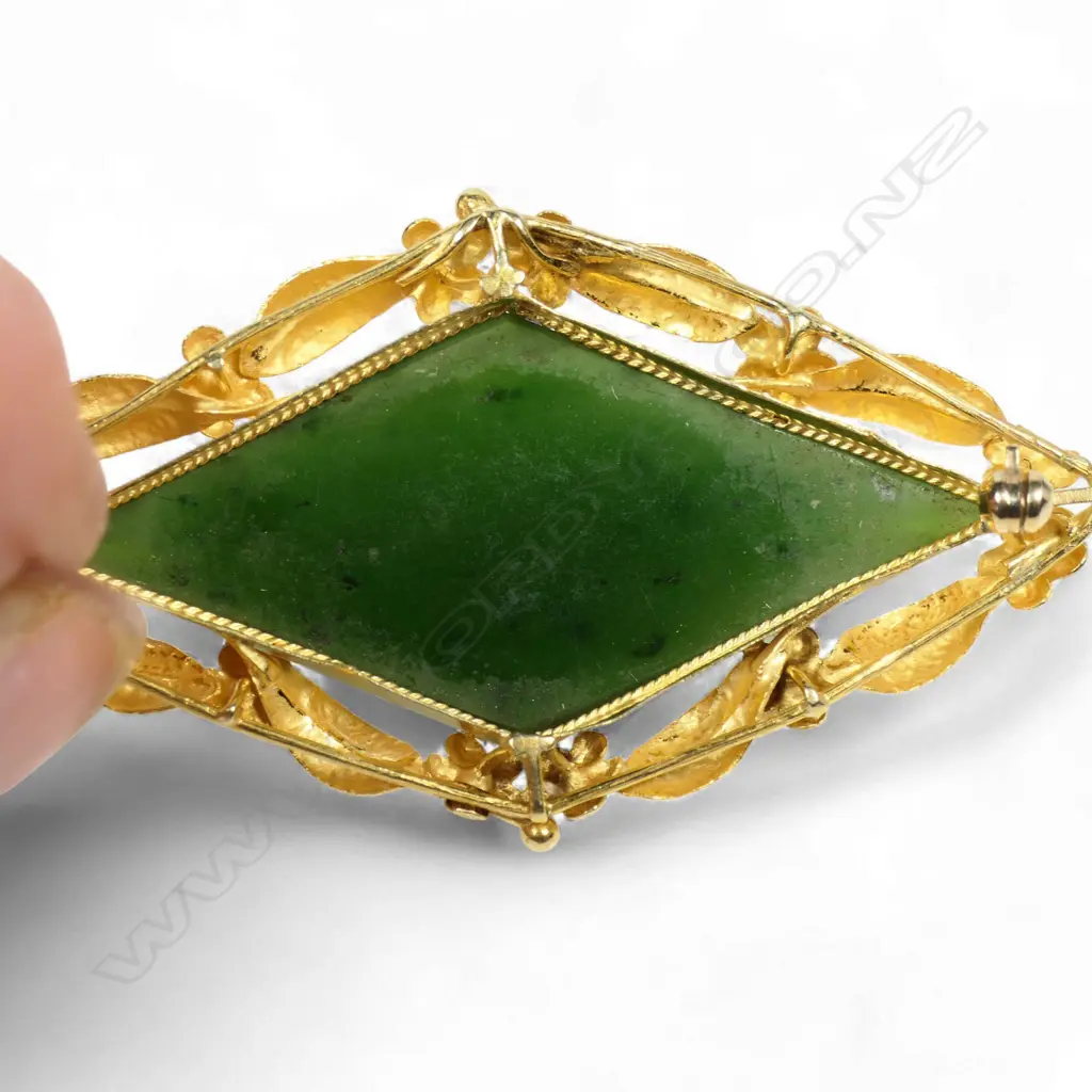 A quality colonial bright gilded 18ct gold and pounamu brooch, Image 1++