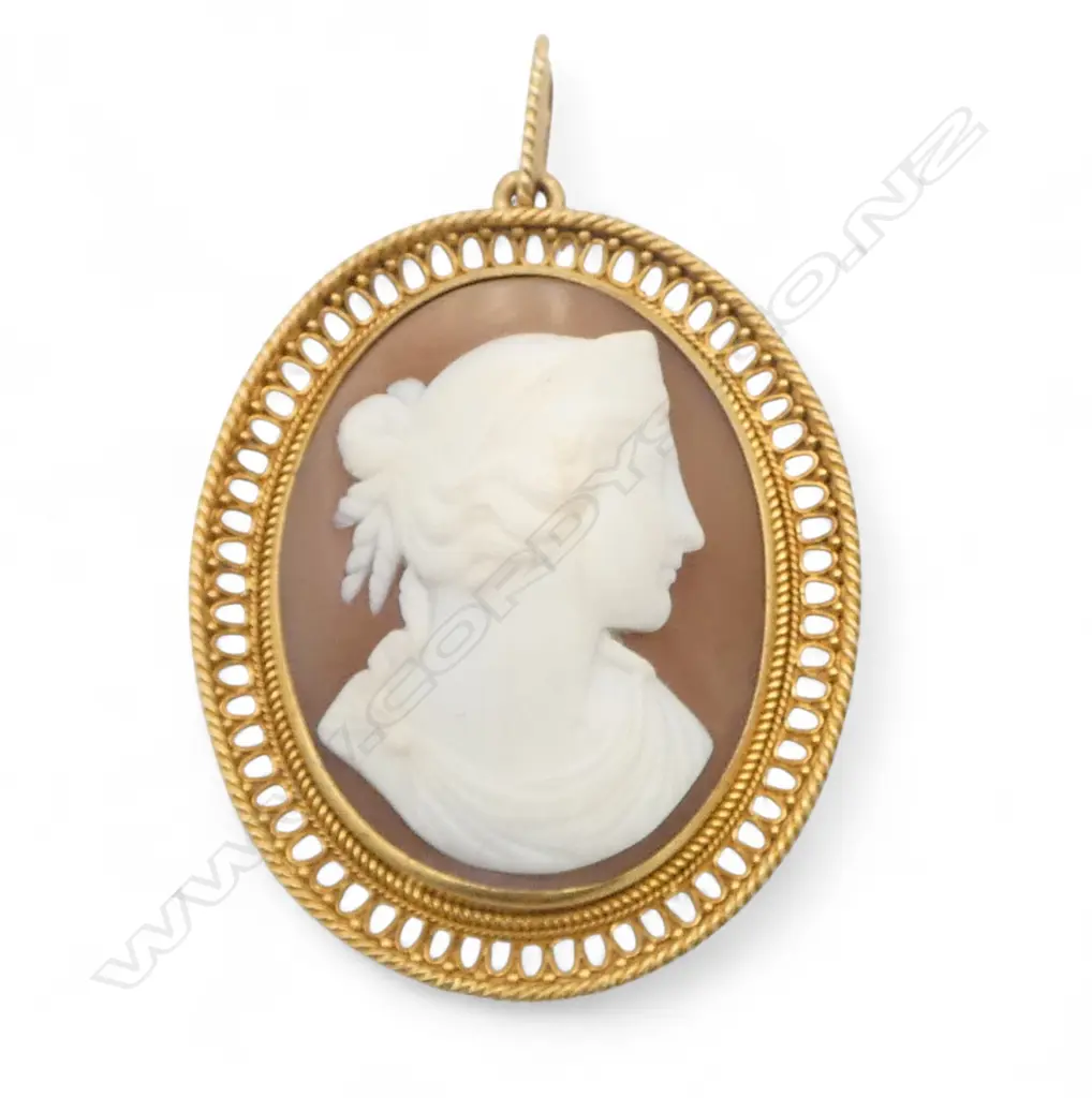 A late 19thC 9ct yellow gold framed finely carved cameo pendant, Image 1++