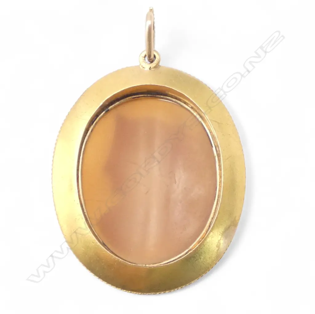 A late 19thC 9ct yellow gold framed finely carved cameo pendant, Image 1++