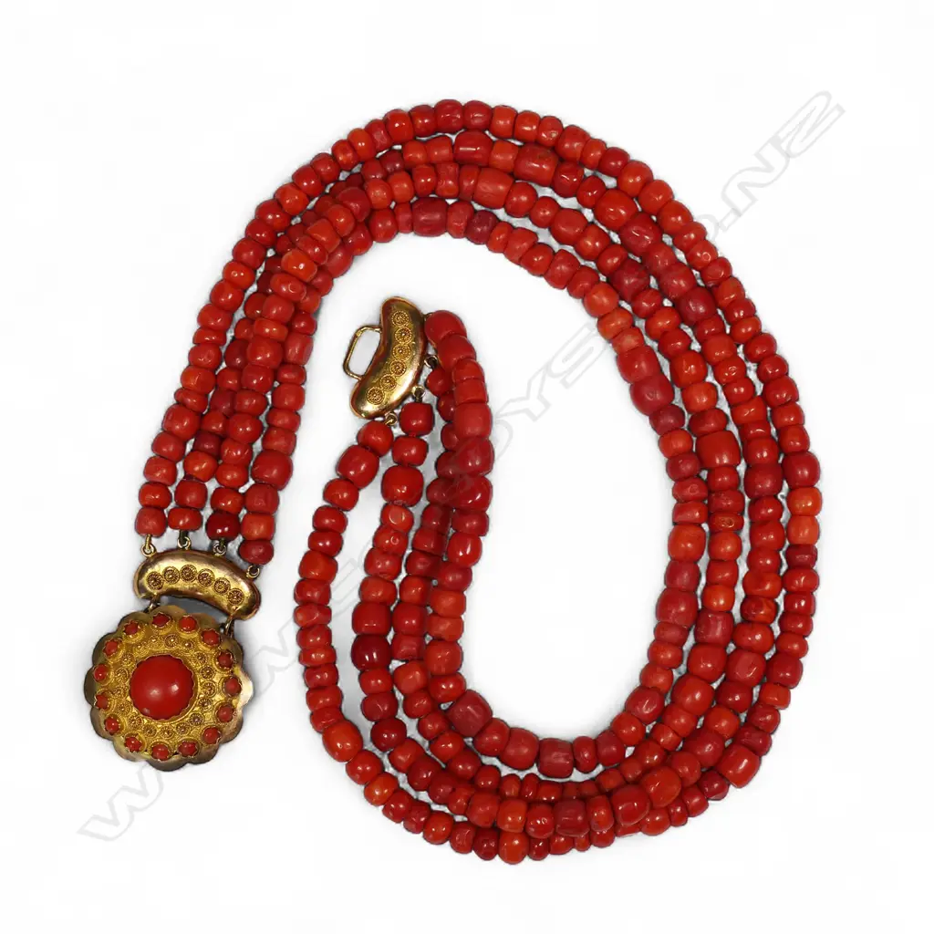 A late 19thC Mediterranean coral necklace with 15ct gold clasp, Image 1++