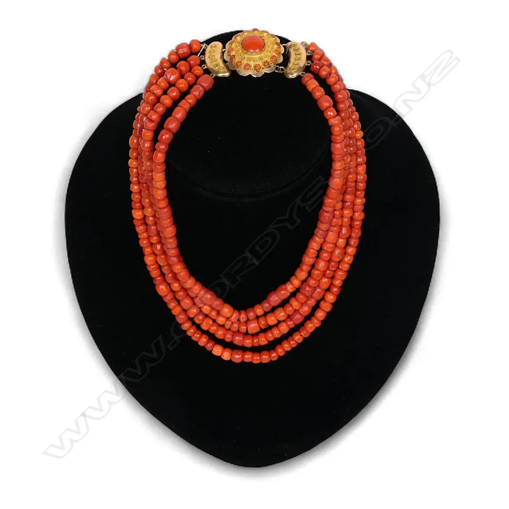 A late 19thC Mediterranean coral necklace with 15ct gold clasp, Image 1++