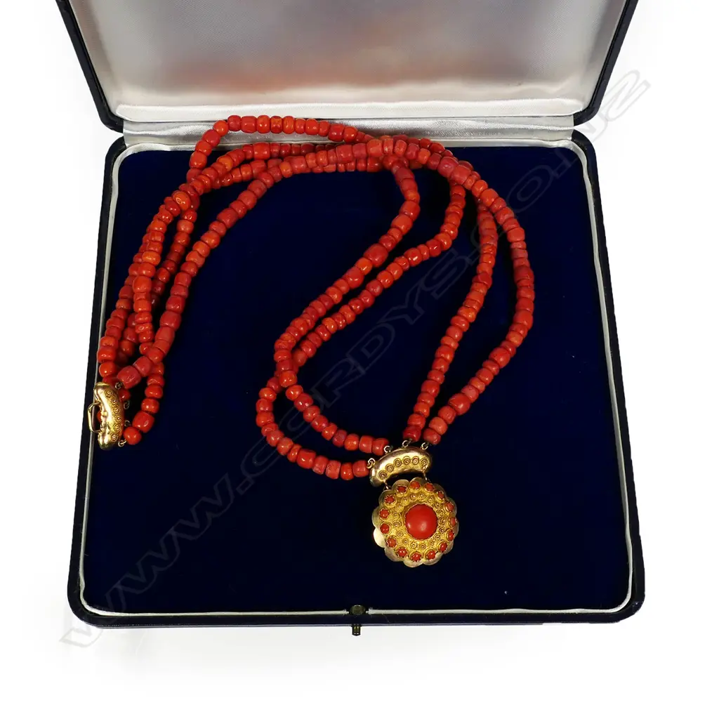 A late 19thC Mediterranean coral necklace with 15ct gold clasp, Image 1++