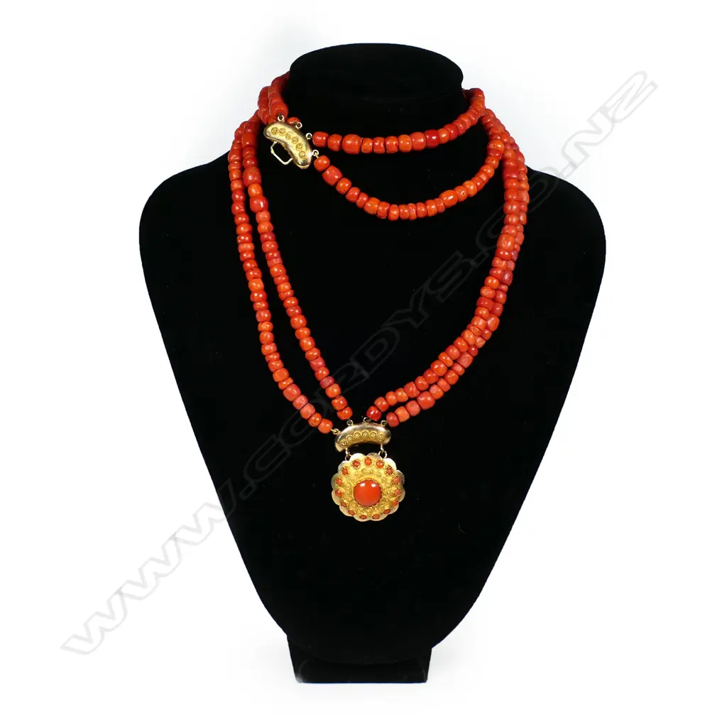 A late 19thC Mediterranean coral necklace with 15ct gold clasp, Image 1++