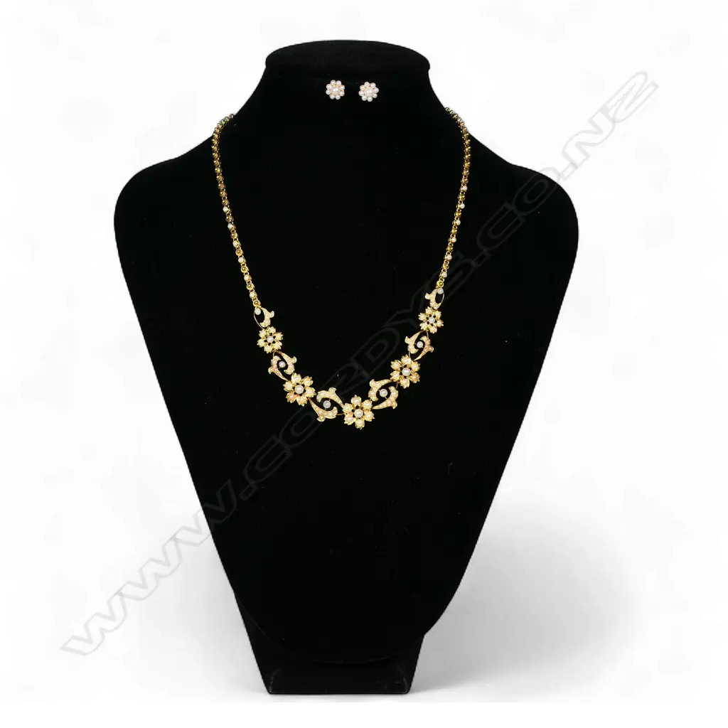 A late Victorian 15ct (or better) gold and seed pearl necklace and earring suite, Image 1++
