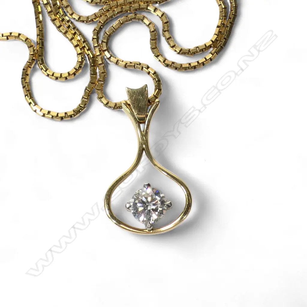 An 18ct gold and diamond pendant, Image 1++