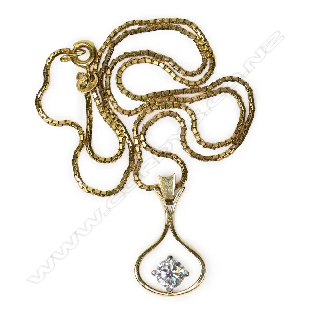 An 18ct gold and diamond pendant, Image 1++