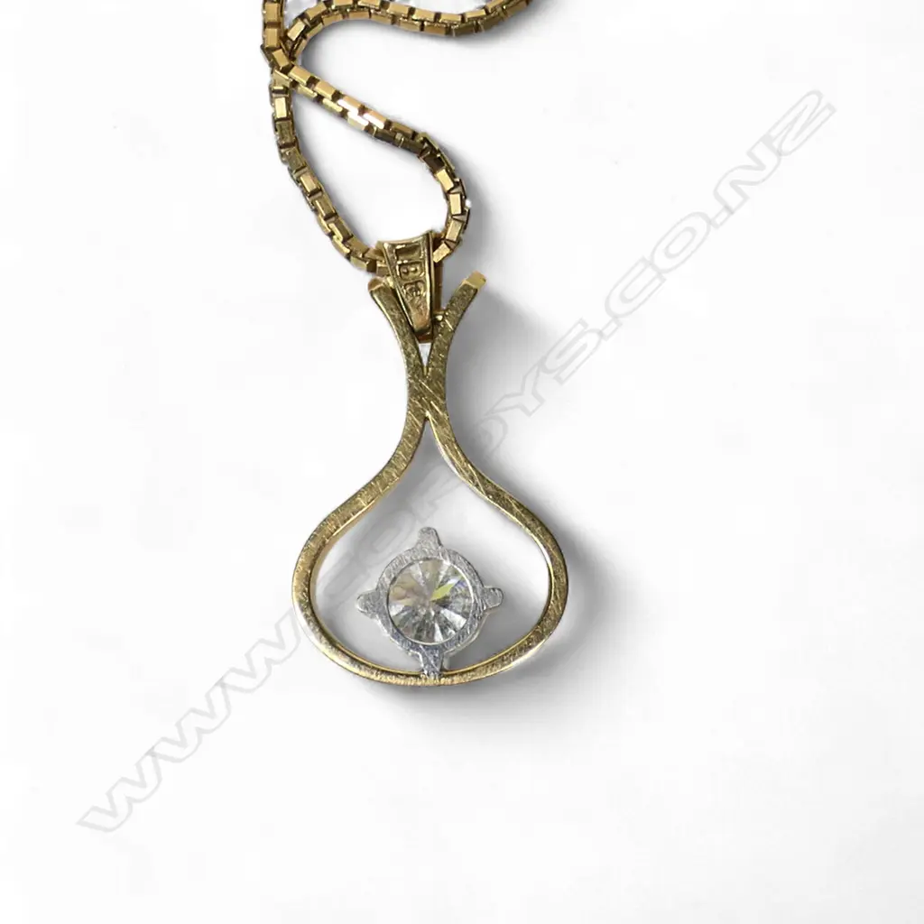 An 18ct gold and diamond pendant, Image 1++