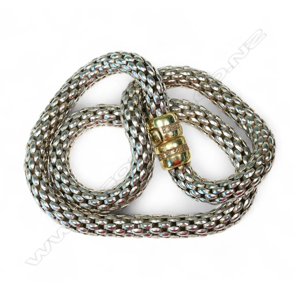 An 14ct white gold round form necklace, Image 1++