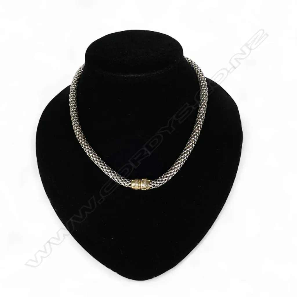 An 14ct white gold round form necklace, Image 1++