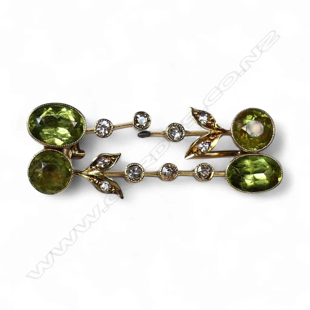 An Edwardian peridot and diamond double bar brooch, Image 1++