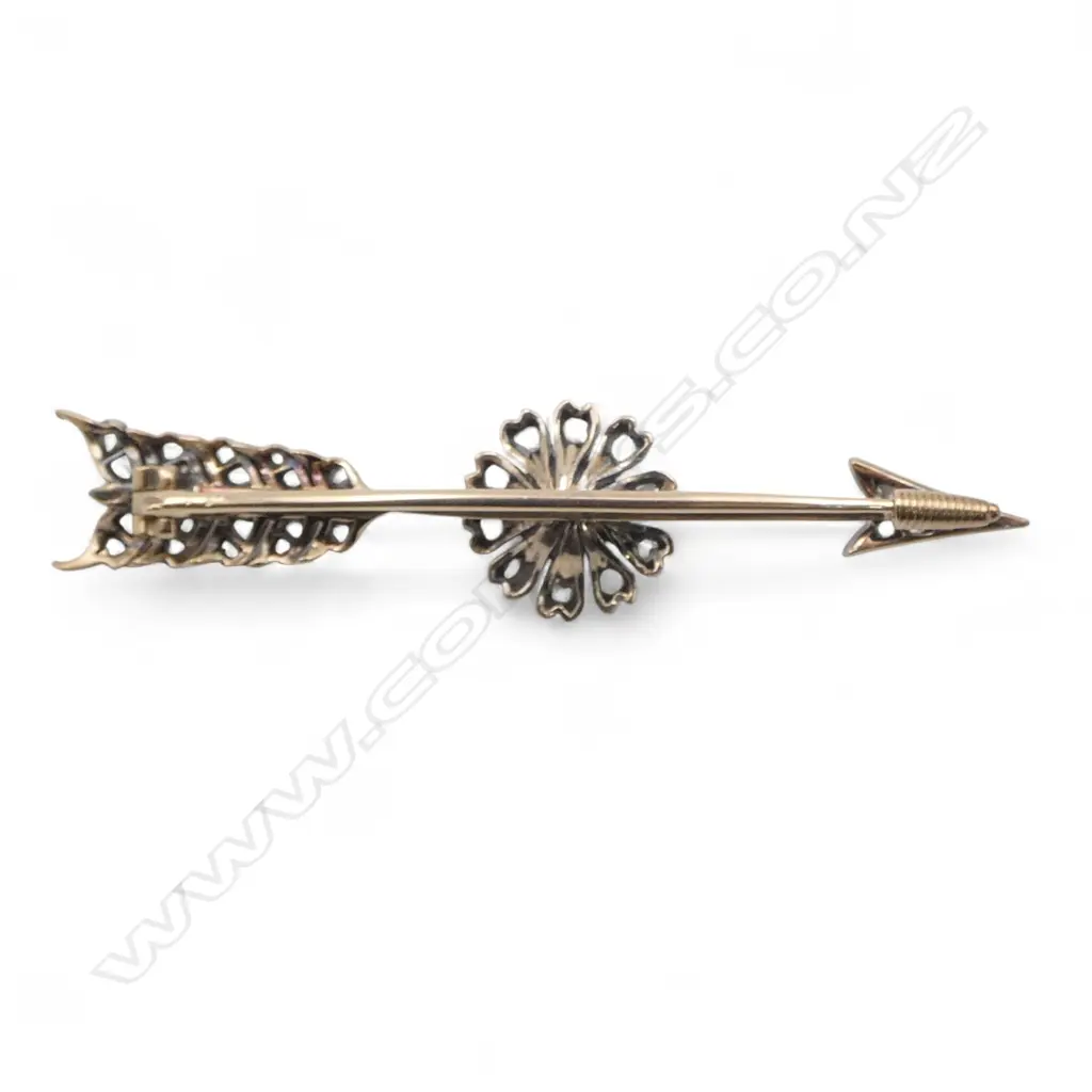 A 19thC 18ct gold diamond and pearl arrow brooch, Image 1++
