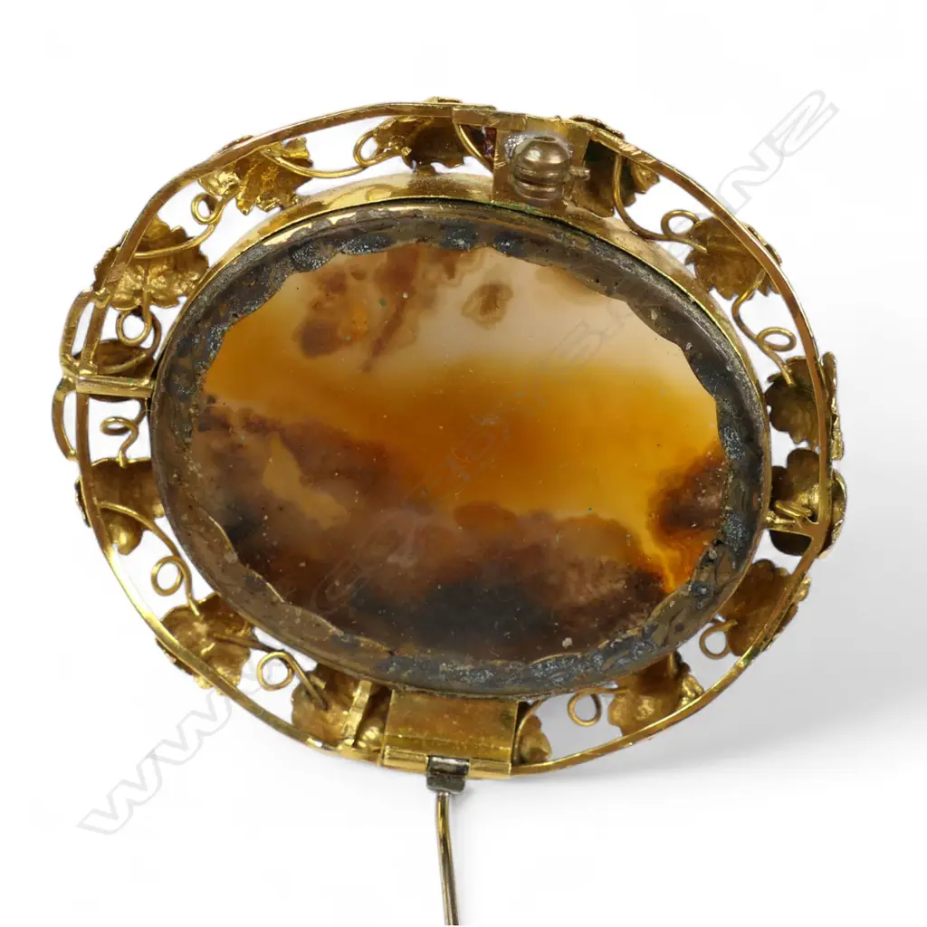 An impressive 19thC large oval 15ct yellow gold framed agate brooch, Image 1++