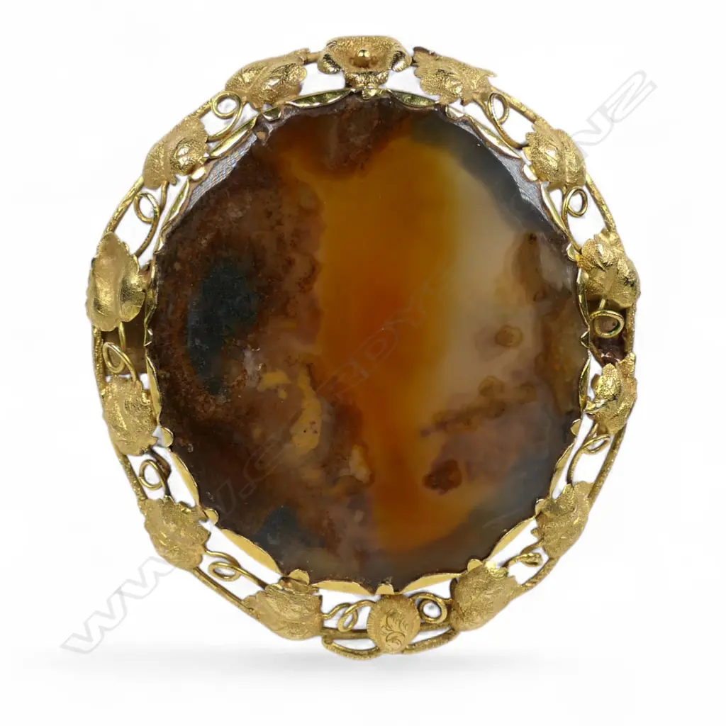 An impressive 19thC large oval 15ct yellow gold framed agate brooch, Image 1++