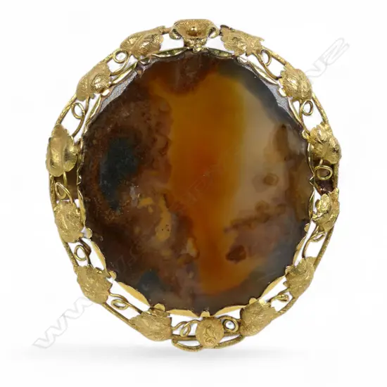 An impressive 19thC large oval 15ct yellow gold framed agate brooch,