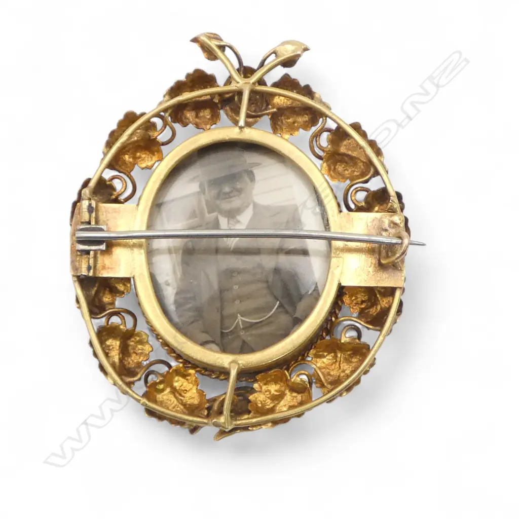 A mid 19thC 15ct gold (or better) sculpted brooch, Image 1++