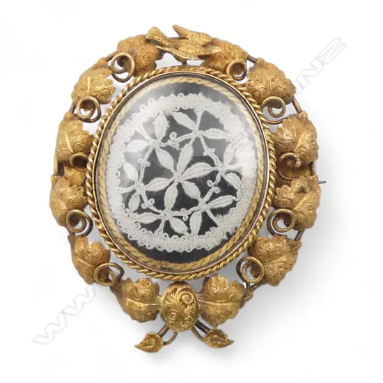A mid 19thC 15ct gold (or better) sculpted brooch,