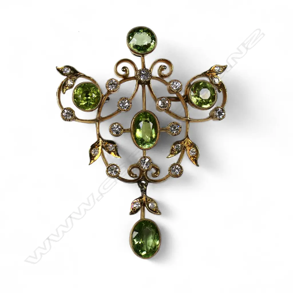 An Edwardian 15ct gold peridot and diamond brooch, Image 1++