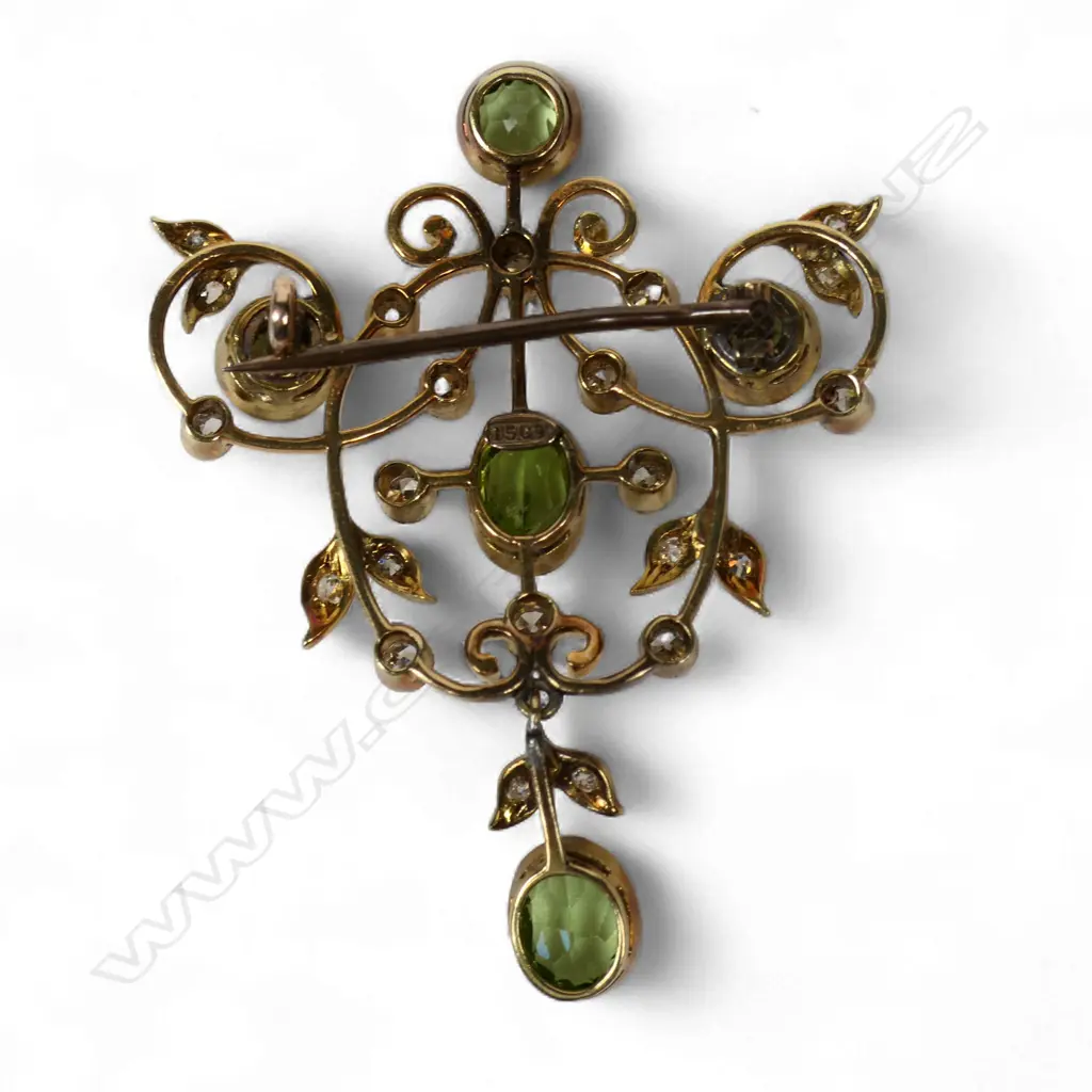 An Edwardian 15ct gold peridot and diamond brooch, Image 1++