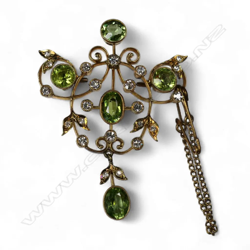 An Edwardian 15ct gold peridot and diamond brooch, Image 1++