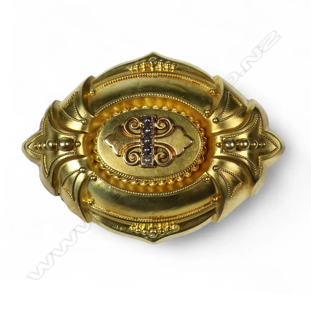 A Victorian 15ct gold lozenge form brooch, Image 1++