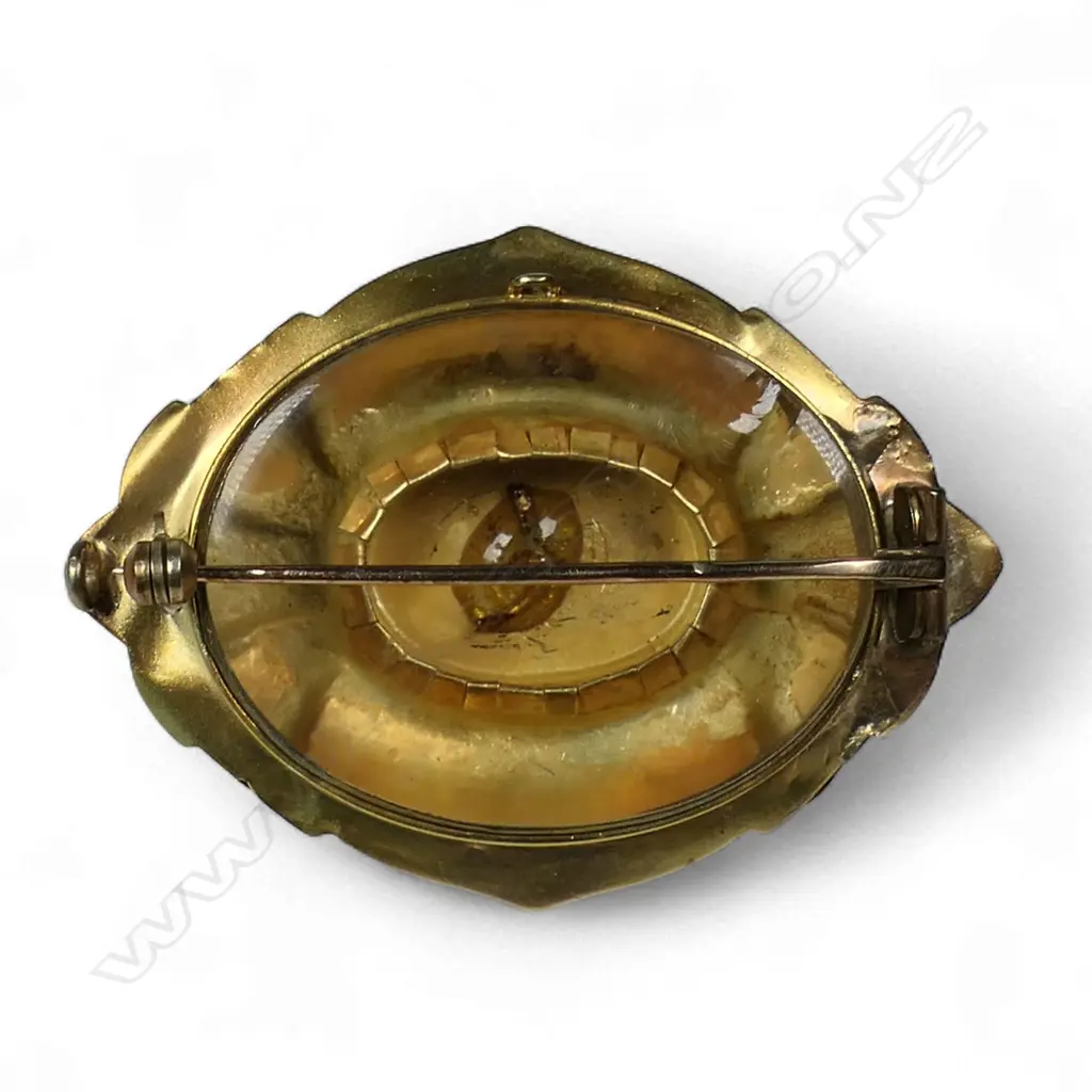 A Victorian 15ct gold lozenge form brooch, Image 1++