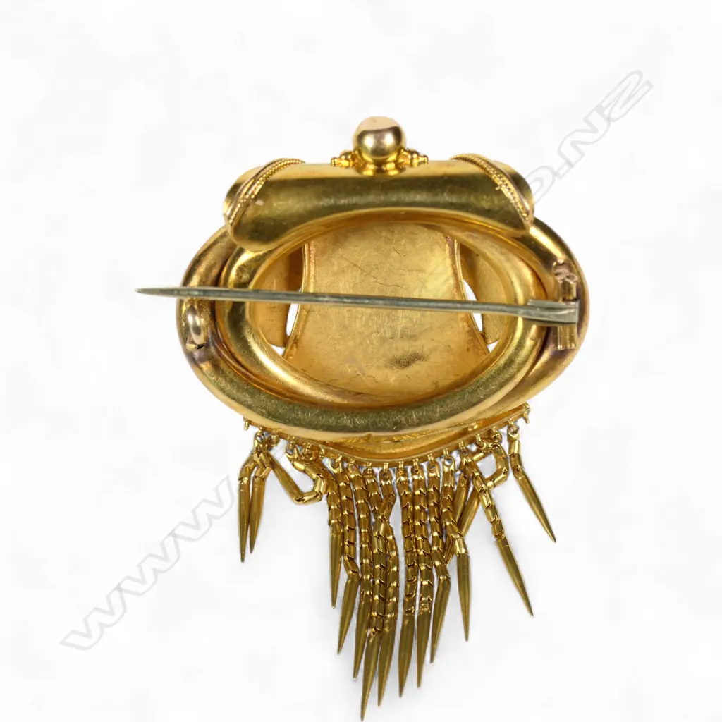A Victorian Etruscan style 15ct gold tassel brooch, Image 1++