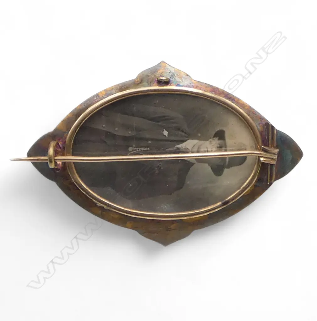 A Victorian 15ct gold agate and enamelled mourning brooch, Image 1++