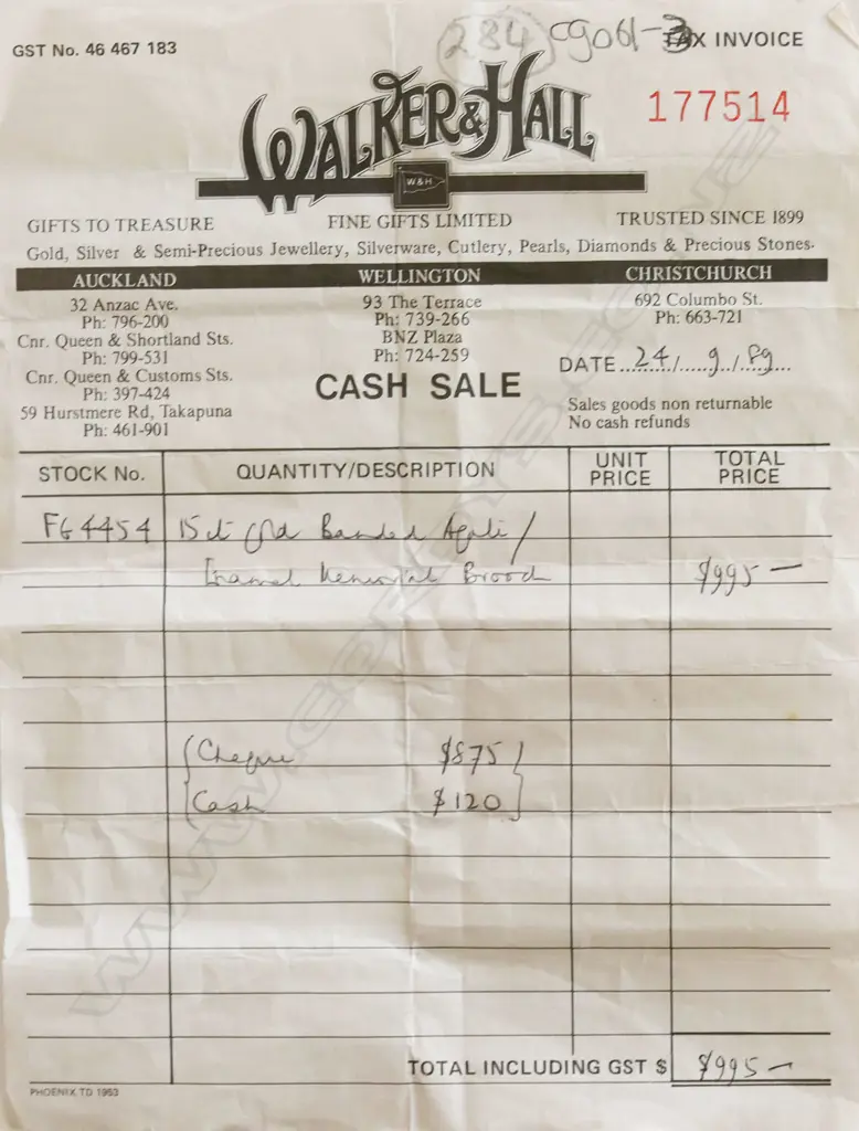 A Victorian 15ct gold agate and enamelled mourning brooch, Image 1++