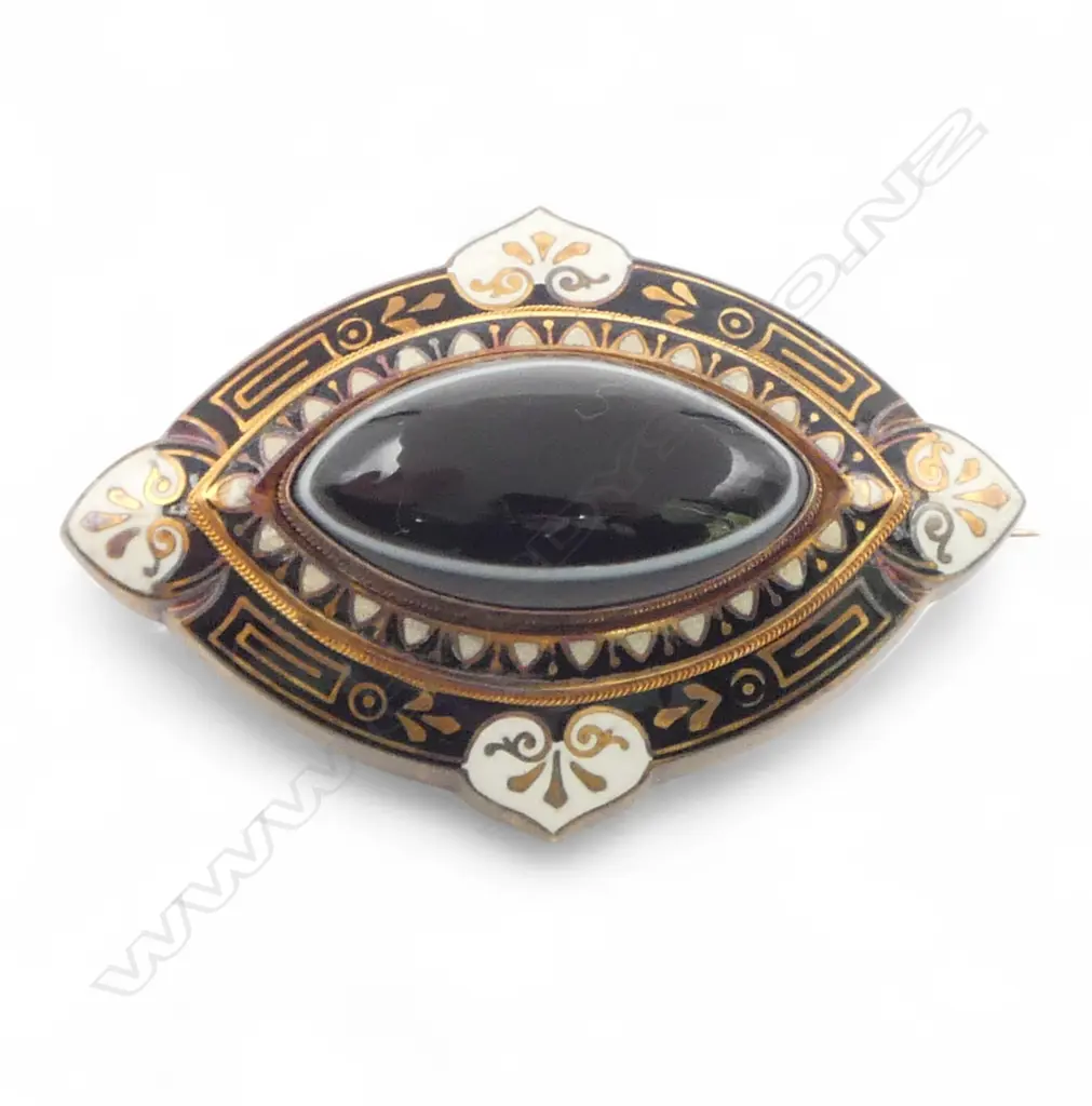 A Victorian 15ct gold agate and enamelled mourning brooch, Image 1++