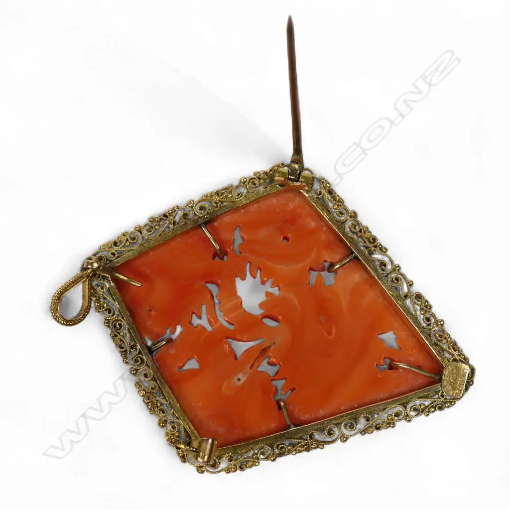 A 19thC Italian 14ct gold and coral pendant / brooch, Image 1++