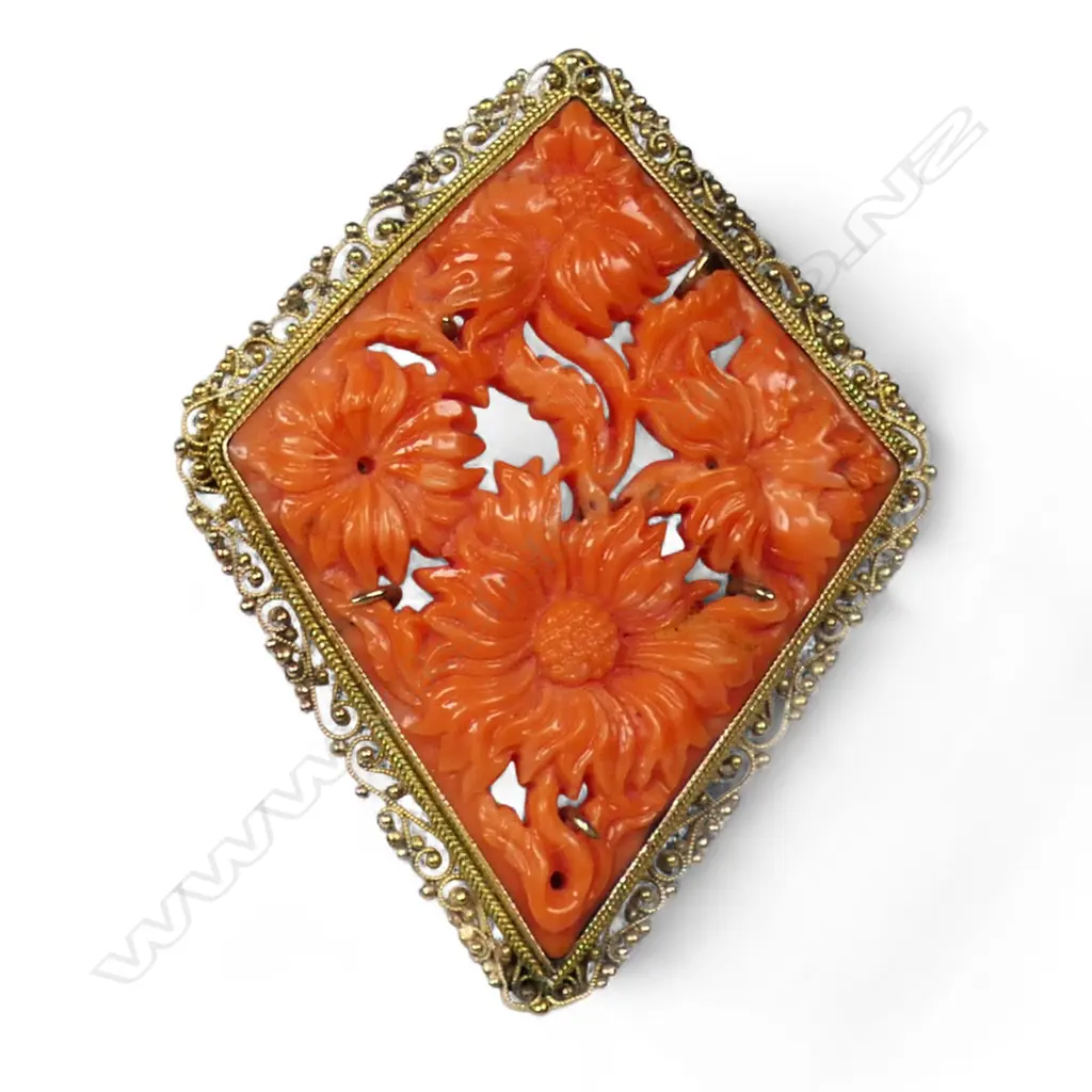 A 19thC Italian 14ct gold and coral pendant / brooch, Image 1++