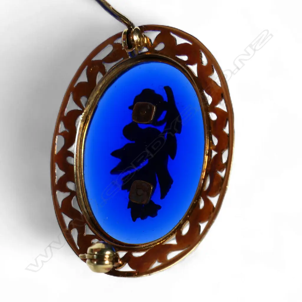 A fine 19thC 15ct gold diamond and blue glass panelled brooch, Image 1++