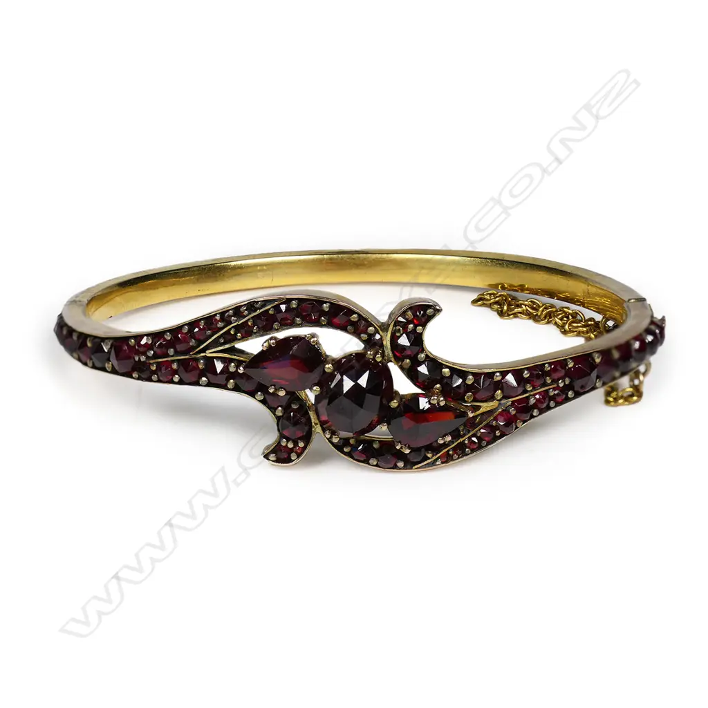 A late Victorian 9ct gold and garnet fancy hinged bangle, Image 1++