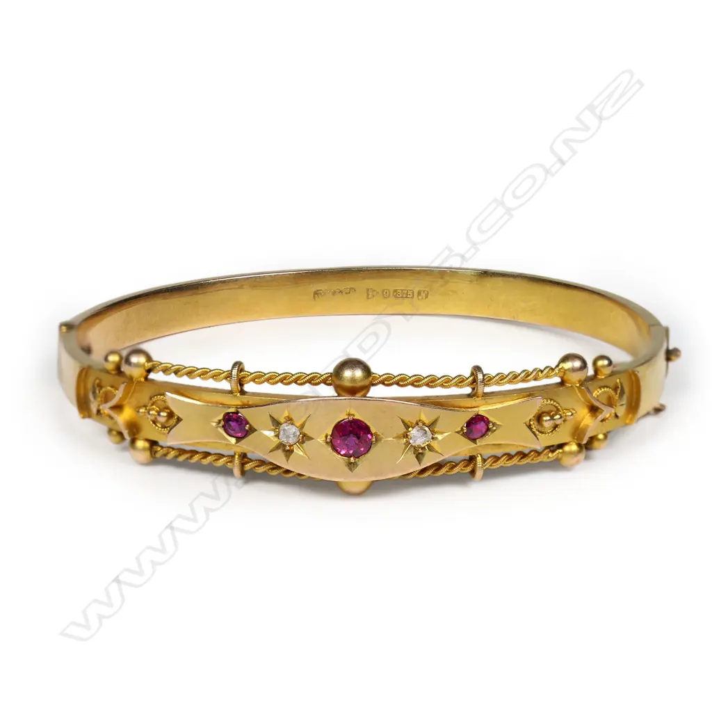 An early 20thC 9ct yellow gold fancy hinged bangle, Image 1++