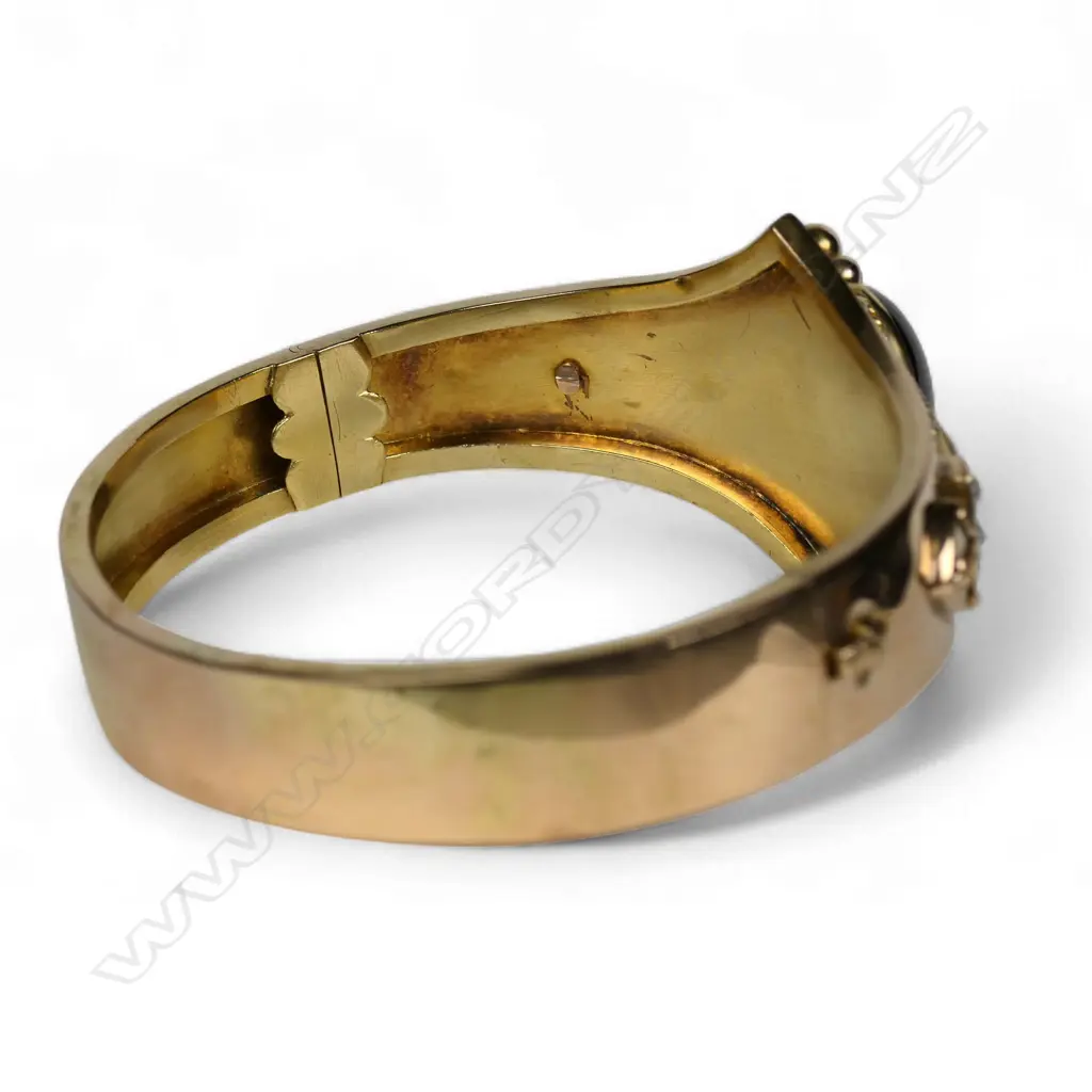 A Victorian Etruscan revival 15ct gold cabochon garnet hinged bangle, Image 1++