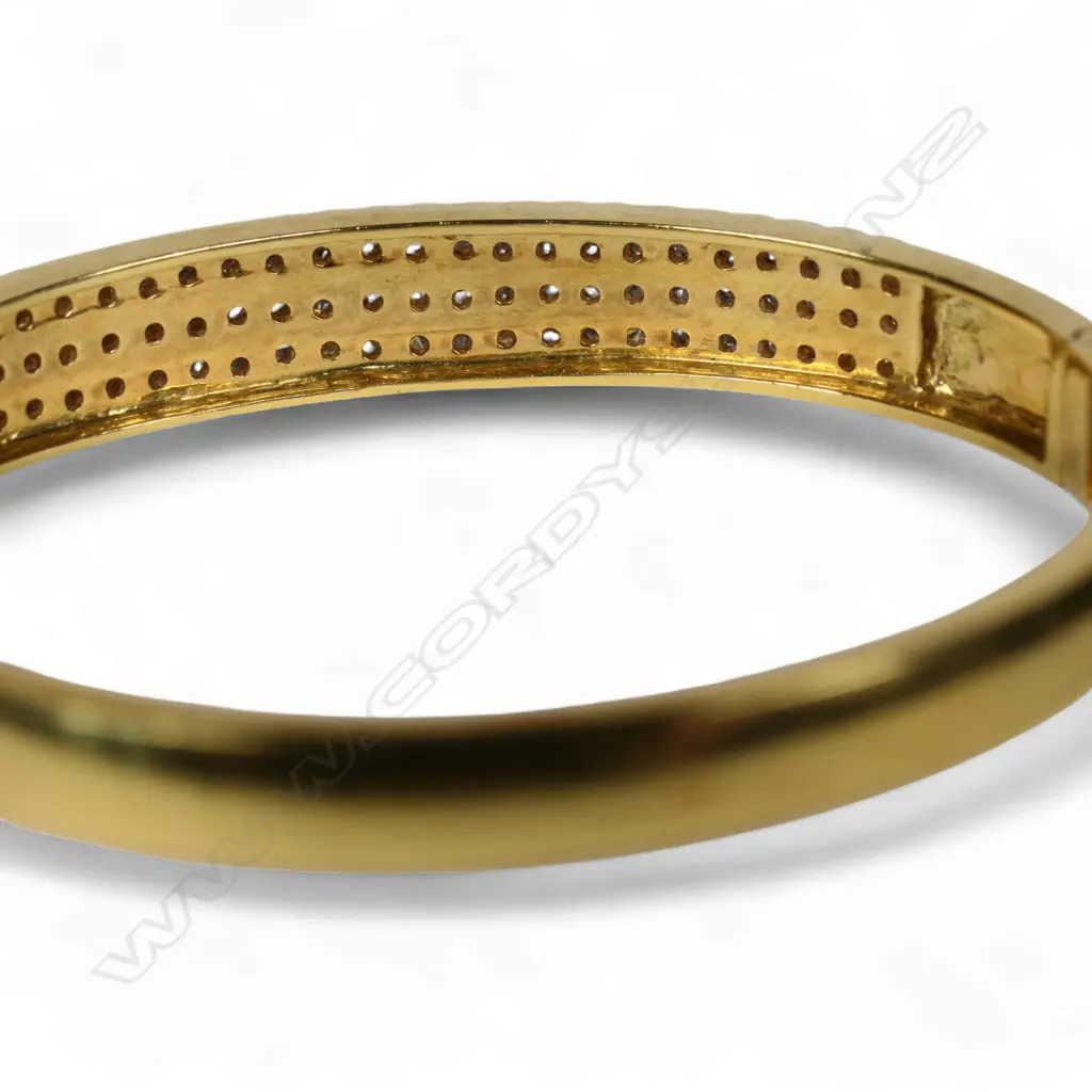 A heavy 18ct gold and diamond hinged bangle, Image 1++