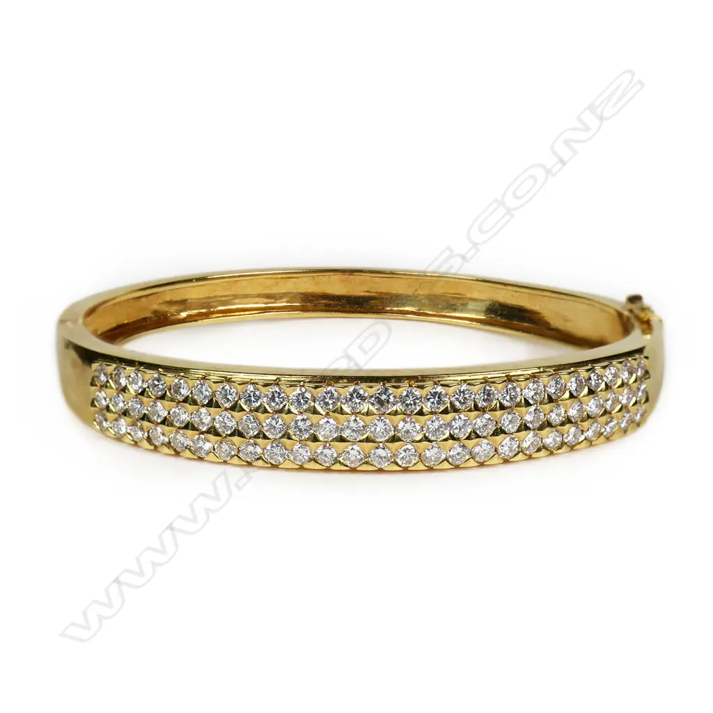 A heavy 18ct gold and diamond hinged bangle, Image 1++