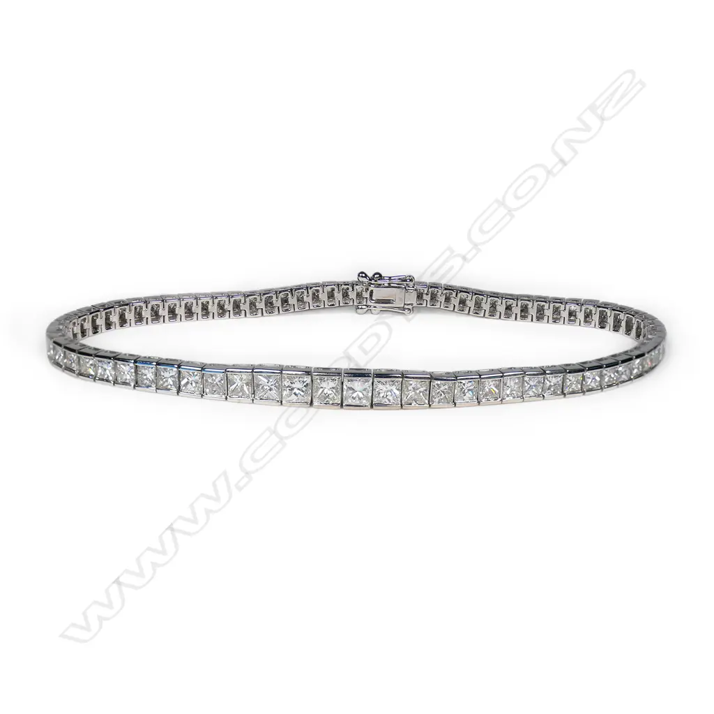 An 18ct white gold and diamond tennis bracelet, Image 1++