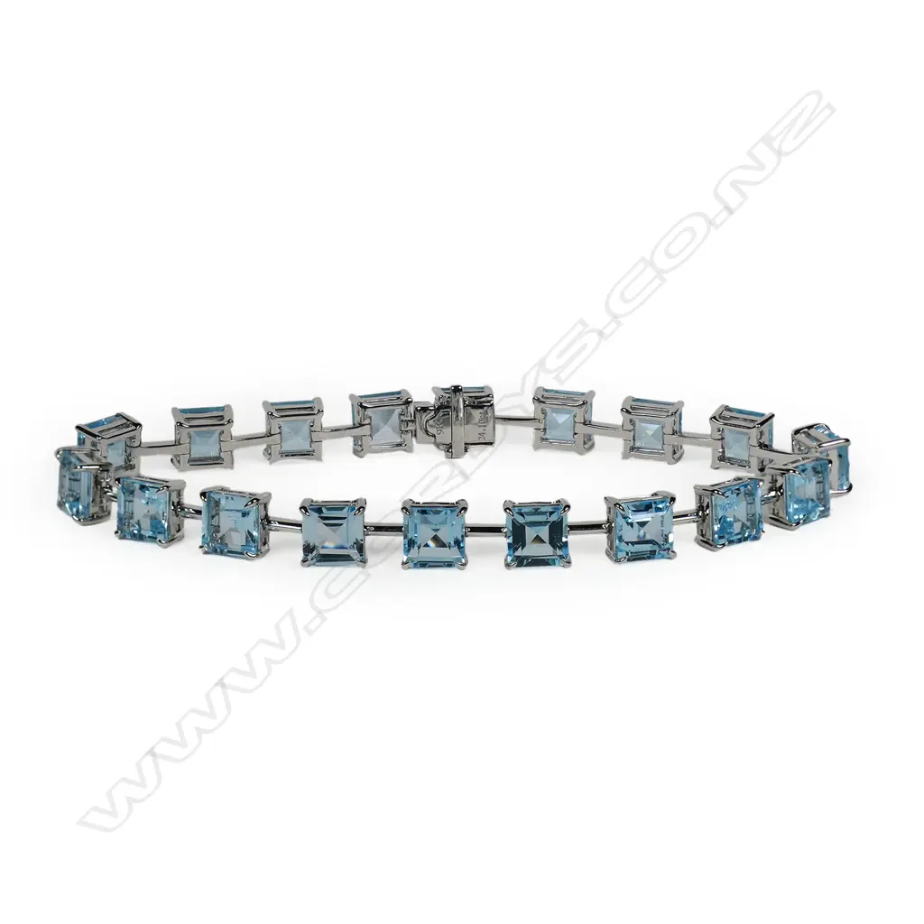 A 9ct white gold and blue topaz bracelet, Image 1++