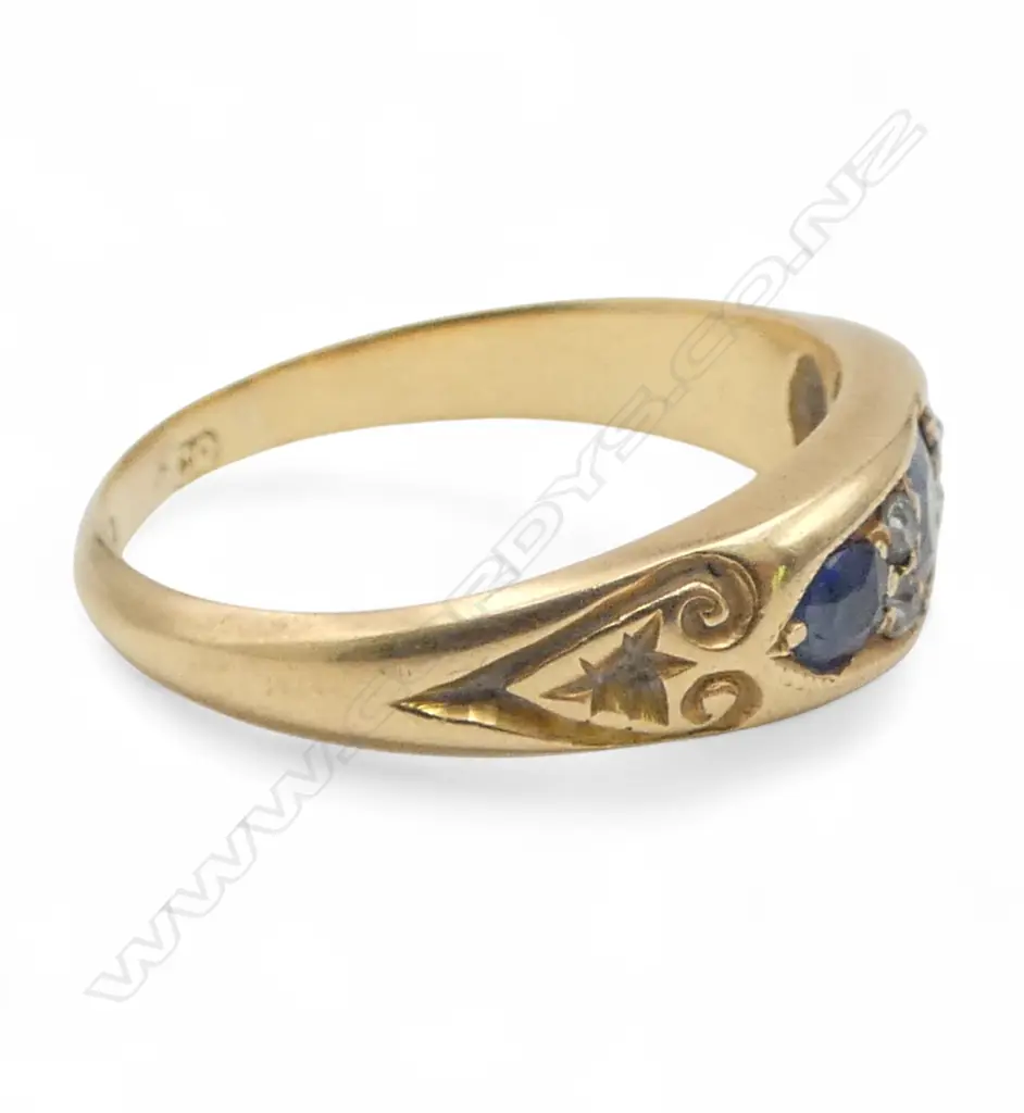 A c.1900 20thC 18ct yellow gold sapphire and diamond ring, Image 1++