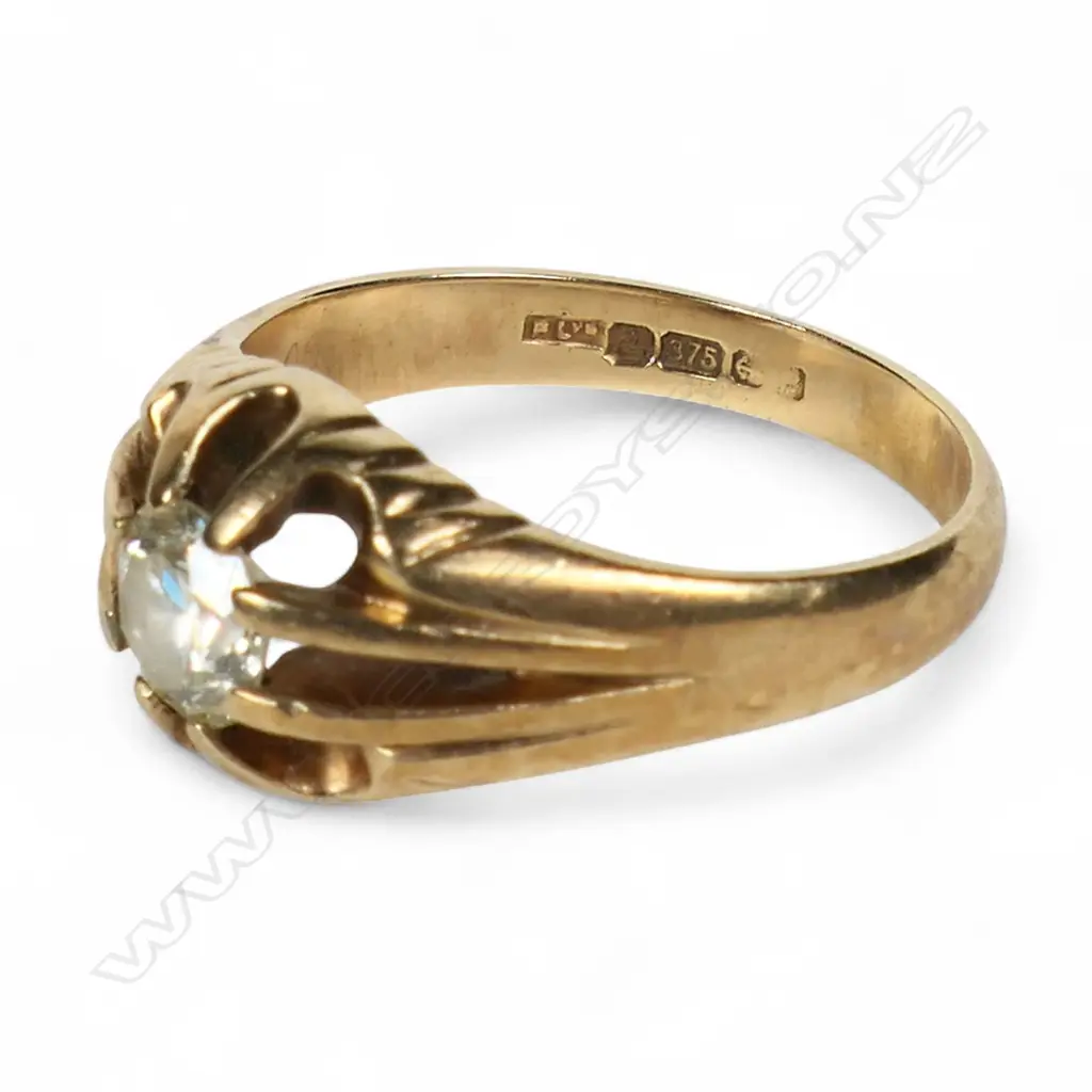 A vintage 9ct yellow gold and diamond solitaire ring, Image 1++