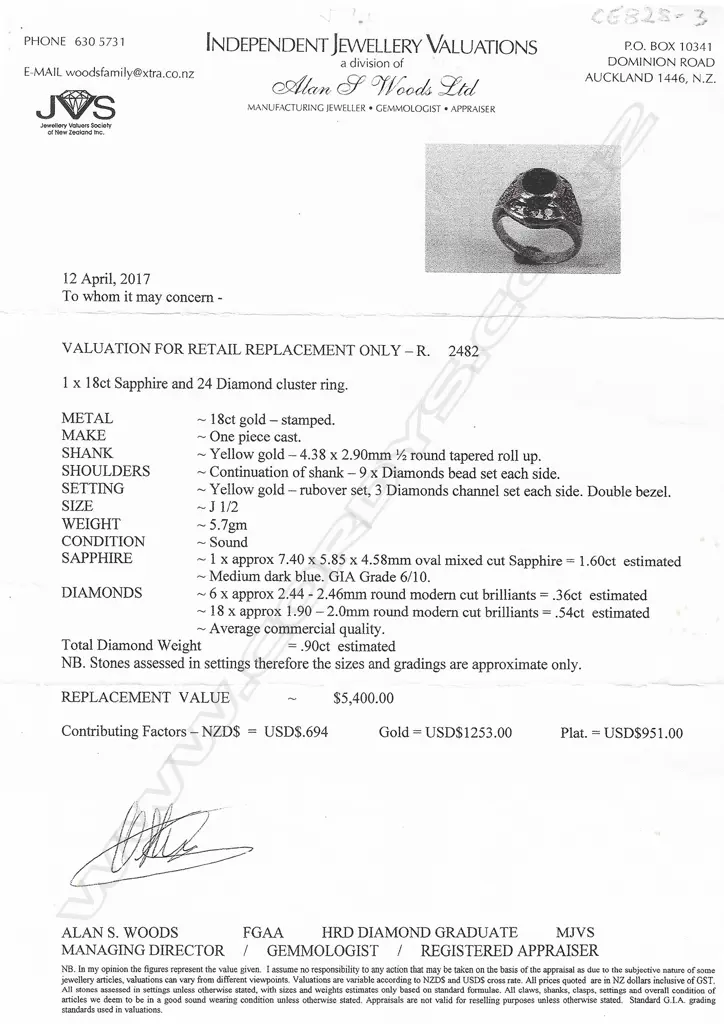 An 18ct gold sapphire and diamond cluster ring, Image 1++